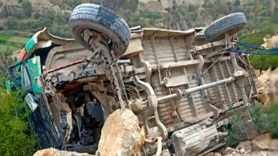 جرسيف | نجاة شخصين بعد سقوط سيارتهما في منحدر